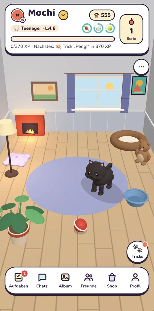 Mochi als Teenager, mit Stehlampe und Bildern an der Wand